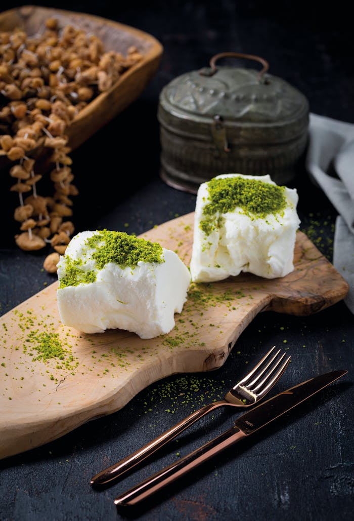 Close-up of Maraş ice cream with pistachio on a rustic board, perfect for dessert lovers.